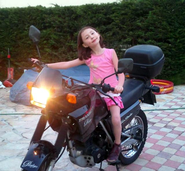 Raphaelle sur la moto de maman